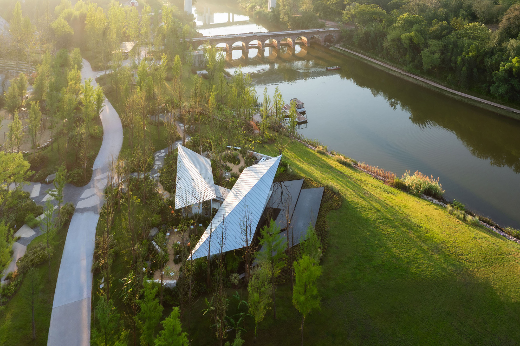 Chongqing Luxerivers Cafe / Wide Horizon + Epiphany Architects