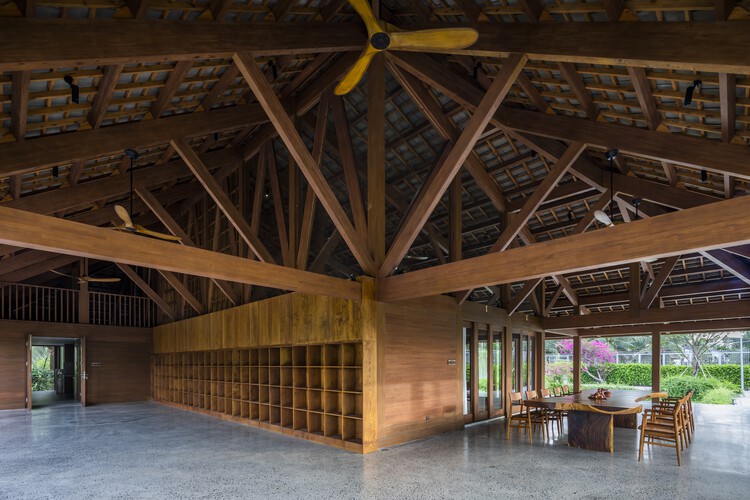 Ben Tre Buddhist Temple & Ancestral Hall / VTN Architects (Vo Trong Nghia Architects) - Interior Photography, Temple, Beam