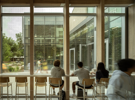 Greenhill School - Rosa O. Valdes STEM and Innovation Center / Bohlin Cywinski Jackson Greenhill School - Rosa O. Valdes STEM and Innovation Center / Bohlin Cywinski Jackson - Interior Photography, Glass, Chair