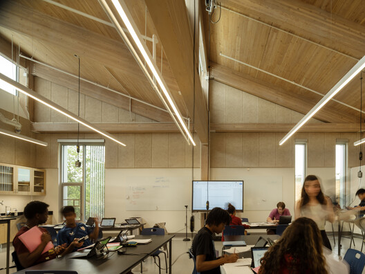 Greenhill School - Rosa O. Valdes STEM and Innovation Center / Bohlin Cywinski Jackson Greenhill School - Rosa O. Valdes STEM and Innovation Center / Bohlin Cywinski Jackson - Interior Photography, Kitchen, Table, Chair
