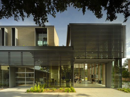 Greenhill School - Rosa O. Valdes STEM and Innovation Center / Bohlin Cywinski Jackson Greenhill School - Rosa O. Valdes STEM and Innovation Center / Bohlin Cywinski Jackson - Exterior Photography, Facade, Courtyard