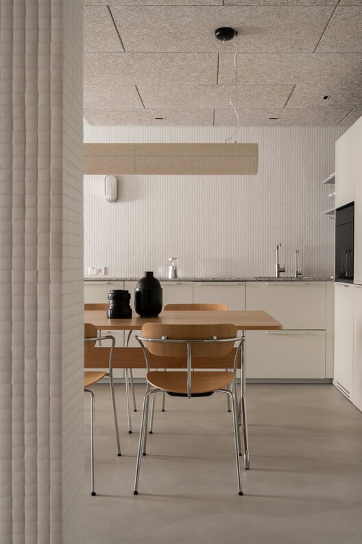 Apartamento Cu4tro / Dröm Living Apartamento Cu4tro / Dröm Living - Fotografía interior, Cocina, Madera, Sillas, Mesas