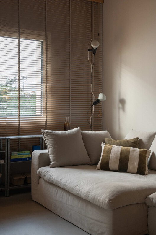 Apartamento Cu4tro / Dröm Living Apartamento Cu4tro / Dröm Living - Fotografía interior, Dormitorio, Madera, Sillones, Iluminación