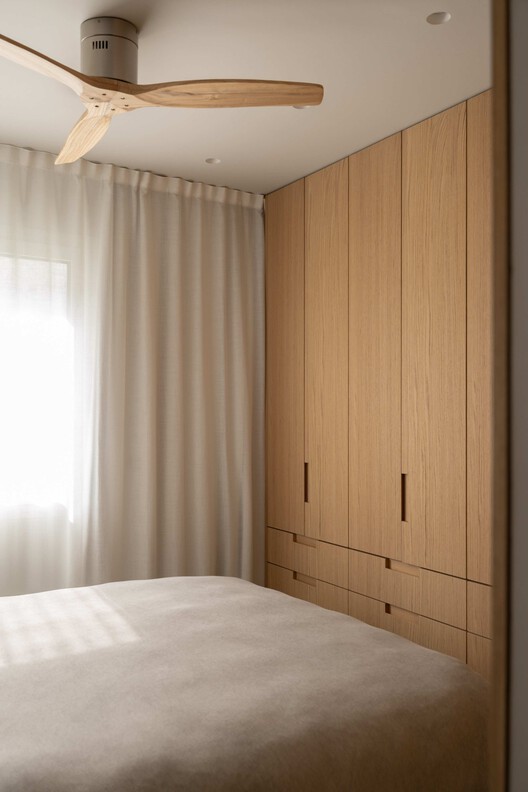 Apartamento Cu4tro / Dröm Living Apartamento Cu4tro / Dröm Living - Fotografía interior, Dormitorio, Madera, Camas, Iluminación