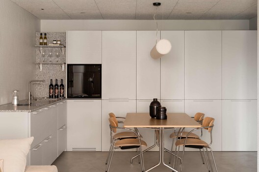 Apartamento Cu4tro / Dröm Living Apartamento Cu4tro / Dröm Living - Fotografía interior, Cocina, Encimera, Madera, Sillas, Iluminación, Mesas