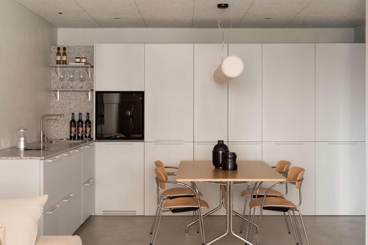 Cu4tro Apartment / Dröm Living - fotografía de interiores, cocina, encimeras, madera, sillas, iluminación, mesas