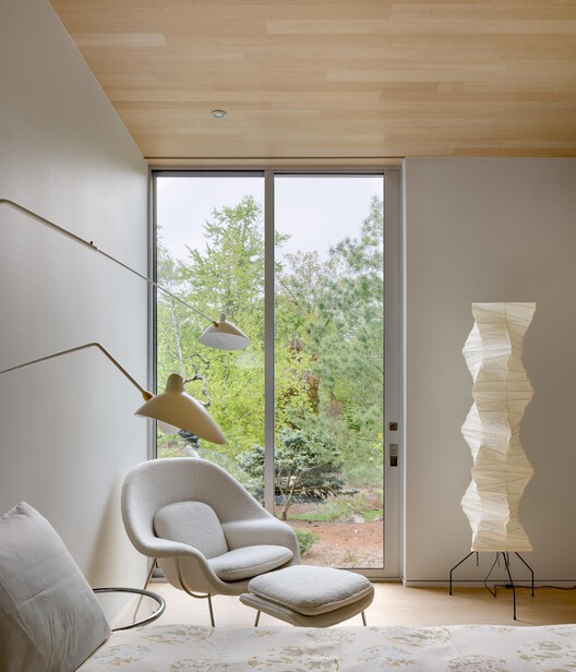 Lakeside Residence / Disbrow Iannuzzi - Interior Photography, Wood, Lighting, Chair