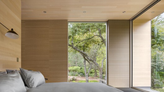 Lakeside Residence / Disbrow Iannuzzi - Interior Photography, Bedroom, Wood, Glass