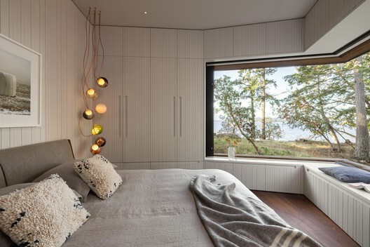 91.0 House / Omer Arbel - Interior Photography, Bedroom, Bed, Wood, Lighting
