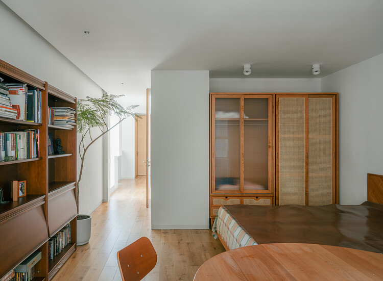 父母宅 / 也似建筑 - 室内图, 木头, 灯, 椅子, 隔断