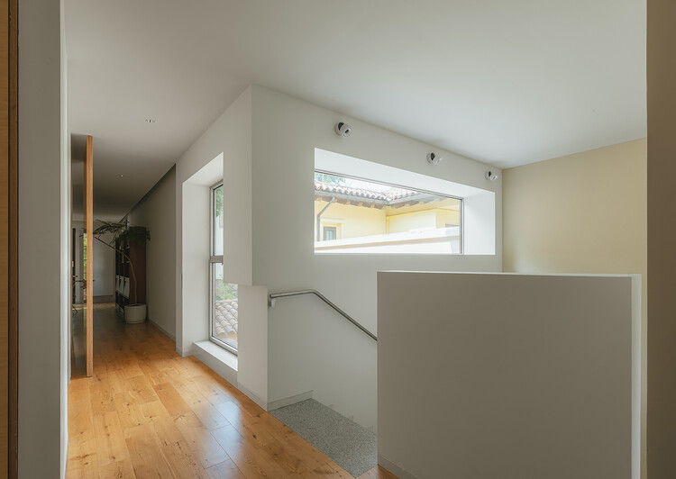 父母宅 / 也似建筑 - 室内图, 木头, 灯, 玻璃