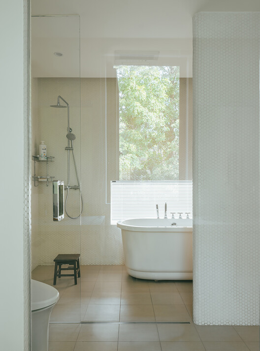 PARENTS’ House / YES.ARCH - Interior Photography, Bathroom, Bathtub, Lighting, Glass