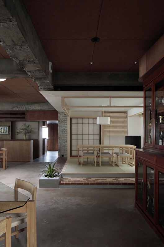 Dining Above the Depot / mtthw - Interior Photography, Wood, Beam