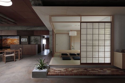 Dining Above the Depot / mtthw - Interior Photography, Wood, Glass