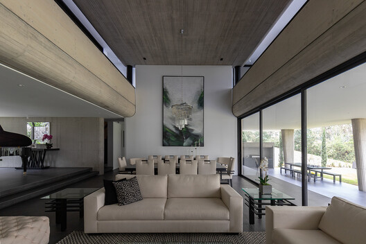 Casa na Floresta /  Gabriel Rivera Arquitectos - Fotografia de Interiores, Sala de Estar, Madeira, Iluminação, Cadeira, Mesa