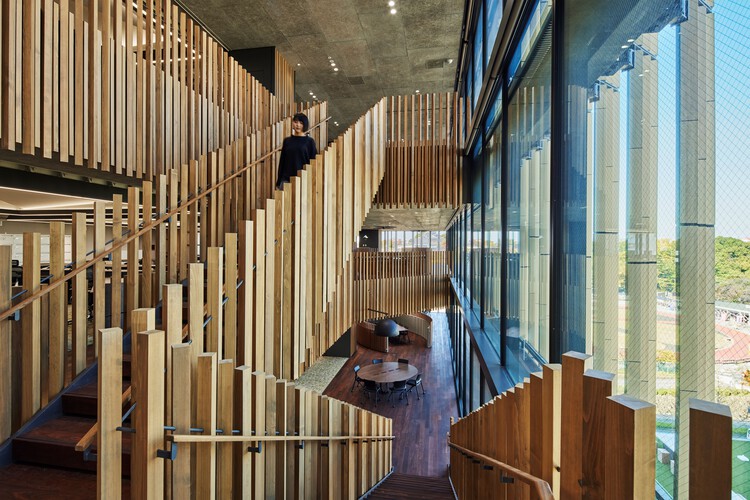 滨松磐田信用金库总行及总店 / Nikken Sekkei - 室内图, 楼梯, 木头