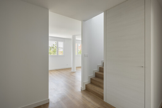 Edificio Magno En Teruel. España / Javier Prieto Arquitectos - Fotografía interior, Escaleras, Madera, Puerta