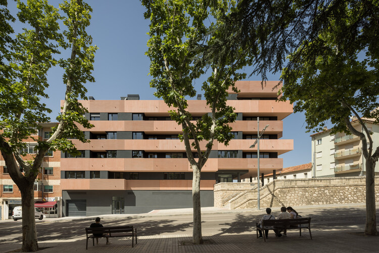 Edificio Magno En Teruel. España / Javier Prieto Arquitectos - Fotografía exterior, Apartamentos