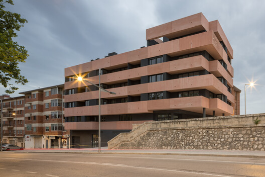 Edificio Magno En Teruel. España / Javier Prieto Arquitectos - Fotografía exterior, Fachada, Concreto