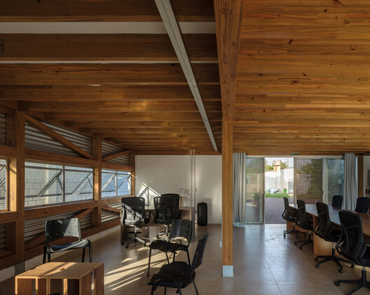 Sede Administrativa de la Asociación Tierra Indígena Xingu / 23 SUL + Santiago D'Ávila - Fotografía interior, Madera, Iluminación, Vidrio, Fijación Vigas, Sillas