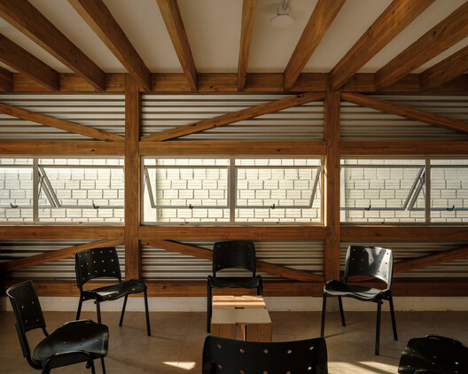 Sede Administrativa de la Asociación Tierra Indígena Xingu / 23 SUL + Santiago D'Ávila - Fotografía interior, Madera, Vidrio, Sillas