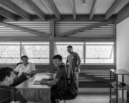 Sede Administrativa de la Asociación Tierra Indígena Xingu / 23 SUL + Santiago D'Ávila - Fotografía interior, Mesas, Sillas