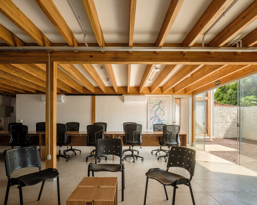 Sede Administrativa de la Asociación Tierra Indígena Xingu / 23 SUL + Santiago D'Ávila - Fotografía interior, Comedor, Madera, Fijación Vigas, Sillas