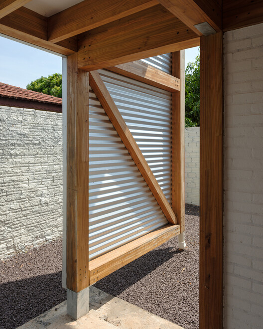 Sede Administrativa de la Asociación Tierra Indígena Xingu / 23 SUL + Santiago D'Ávila - Fotografía interior, Madera, Fijación Vigas