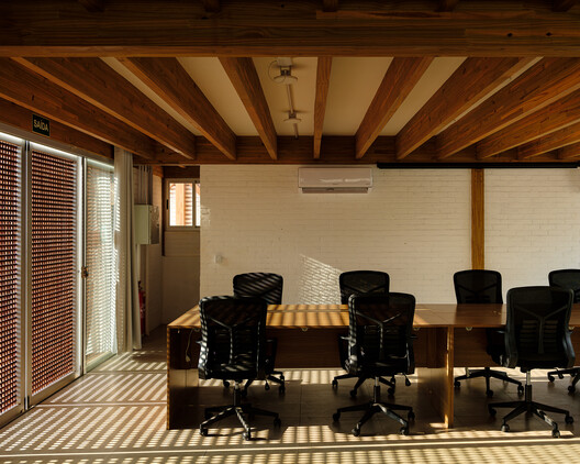 Sede Administrativa de la Asociación Tierra Indígena Xingu / 23 SUL + Santiago D'Ávila - Fotografía interior, Comedor, Madera, Sillas, Mesas, Iluminación