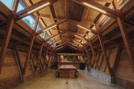 Three Roofs Timber Hall  / OOTT - Interior Photography, Wood, Lighting, Beam