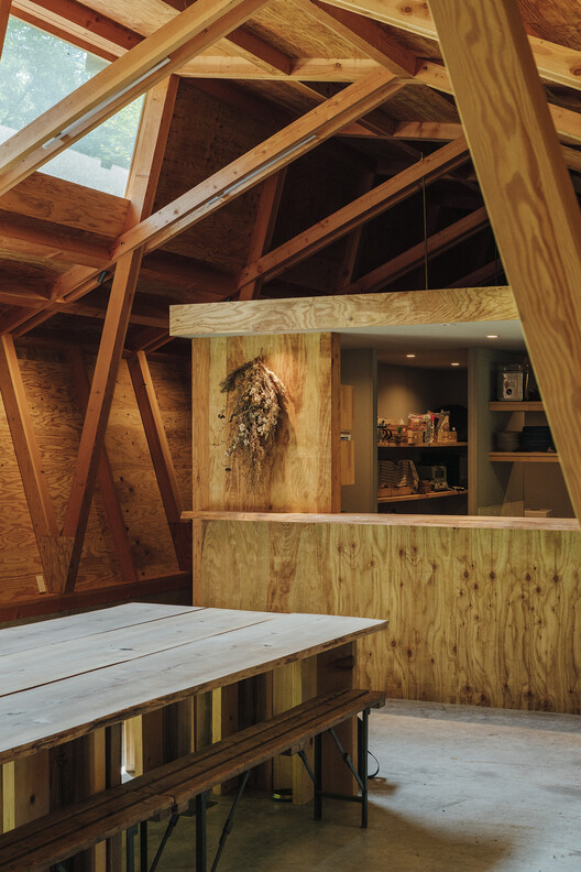 Three Roofs Timber Hall  / OOTT - Interior Photography, Wood, Lighting, Beam