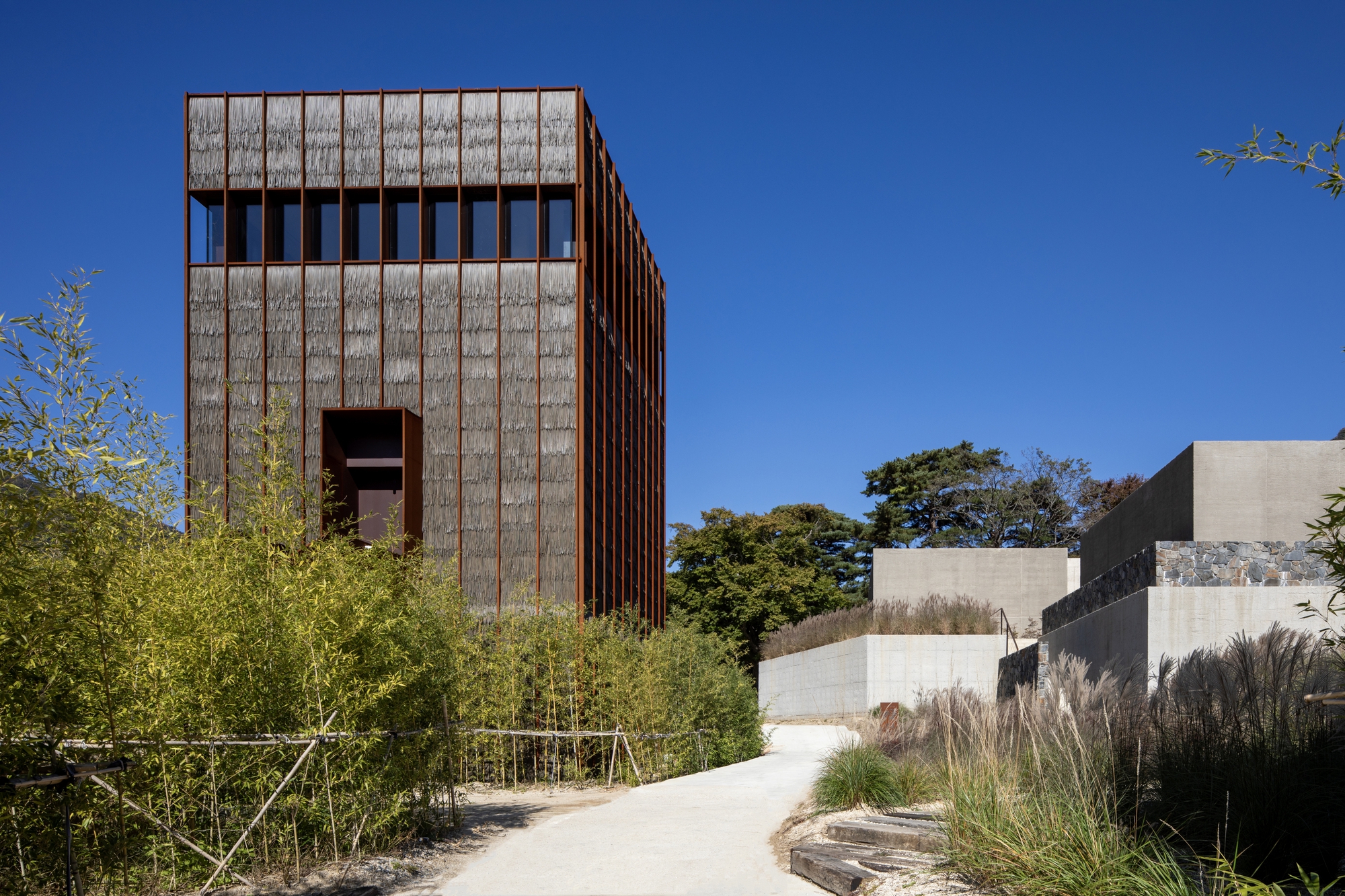 Mugok / 100A associates