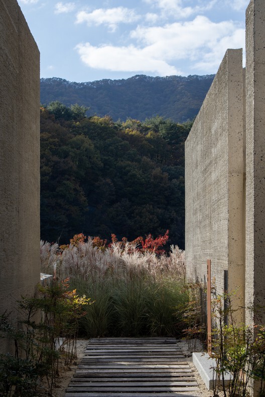 Mugok / 100A associates - Image 10 of 29