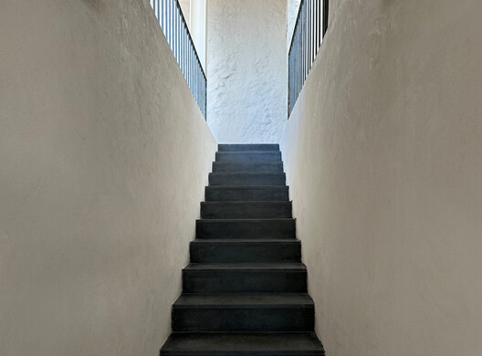 Villa Lava / Nábito Architects - Fotografía interior, Escaleras, Madera, Barandas, Concreto