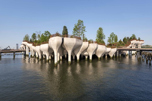 Building at the Edge: New York and Hong Kong’s Competing Waterfront Logics - Image 15 of 20