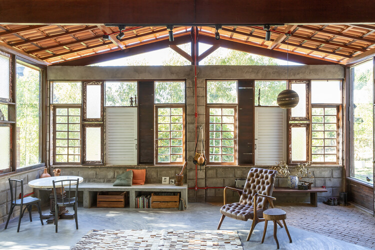 Casa Carcará / Victoria Nizarala Arquitetura - Fotografia de Interiores, Casas, Viga, Iluminação, Mesa, Cadeira