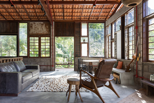 Carcará House / Victoria Nizarala Arquitetura - Interior Photography, Wood, Table, Chair, Beam