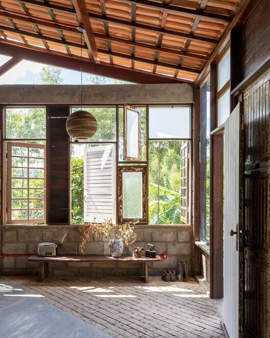 Carcará House / Victoria Nizarala Arquitetura - Interior Photography, Wood, Lighting, Glass, Beam, Chair