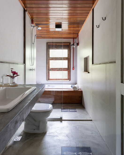 Carcará House / Victoria Nizarala Arquitetura - Interior Photography, Bathroom, Wood, Sink, Glass