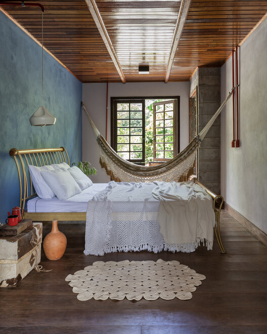 Carcará House / Victoria Nizarala Arquitetura - Interior Photography, Bedroom, Wood, Lighting, Bed