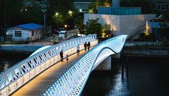Reimei Kobashi Pedestrian Bridge / Hoshino Architects