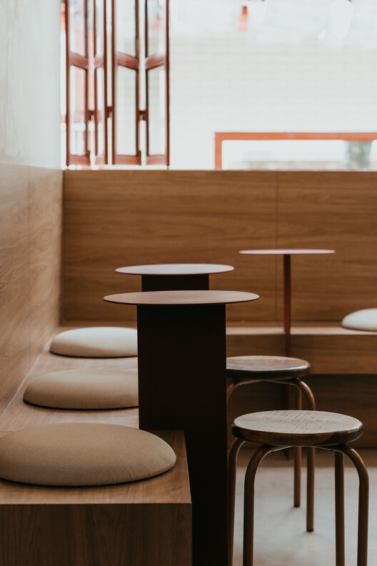 Nola café & cocina / Baral Studio - Fotografía interior, Madera, Mesas