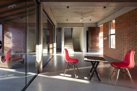 Reforma Casa Camilo / Biocons Arquitectos - Fotografía interior, Ladrillo, Sillas