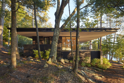 Deep Tones and Natural Roots: 22 Shou Sugi Ban Homes Across the US and Canada - Image 2 of 25