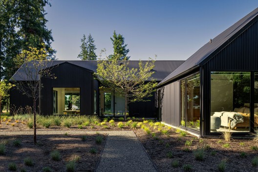 Deep Tones and Natural Roots: 22 Shou Sugi Ban Homes Across the US and Canada - Image 8 of 25