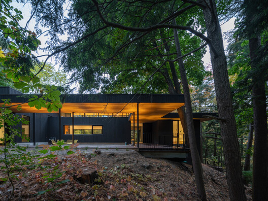 Deep Tones and Natural Roots: 22 Shou Sugi Ban Homes Across the US and Canada - Image 10 of 25