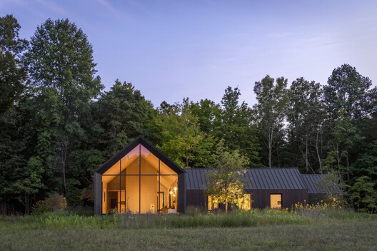 Deep Tones and Natural Roots: 22 Shou Sugi Ban Homes Across the US and Canada - Image 14 of 25