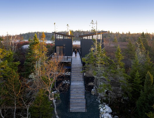 Deep Tones and Natural Roots: 22 Shou Sugi Ban Homes Across the US and Canada - Image 22 of 25