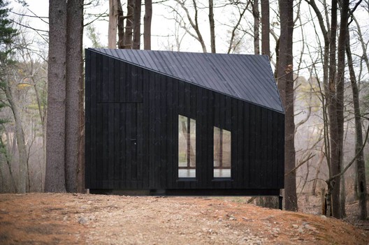 Deep Tones and Natural Roots: 22 Shou Sugi Ban Homes Across the US and Canada - Image 20 of 25