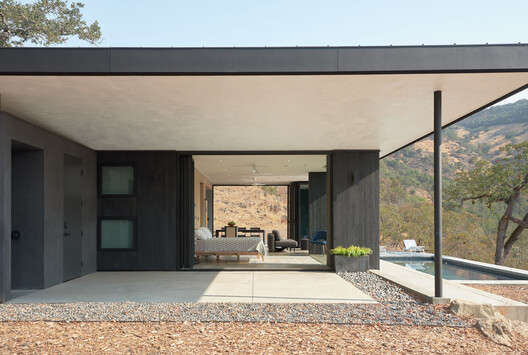 Deep Tones and Natural Roots: 22 Shou Sugi Ban Homes Across the US and Canada - Image 17 of 25
